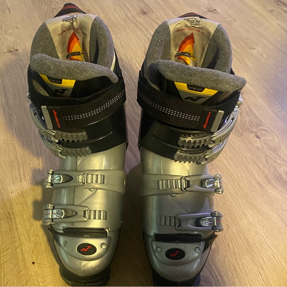 Used Women’s Nordica F8 Ski Boots Size 7 normal scratches and wear.